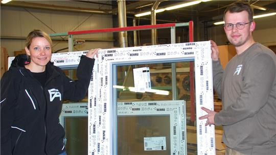 Johanna Bösch und der neue Firmenchef Fabian Ahlf mit Fenstern „made in Beckdorf“.