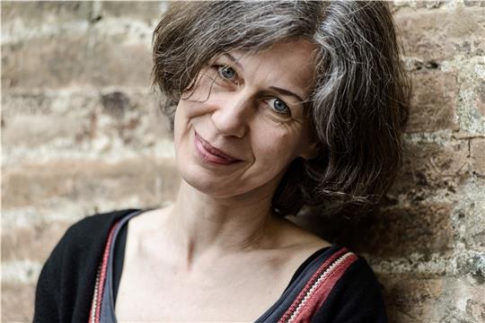 Johanna Krumstroh rezitiert aus Zuzana Ruzickovas Lebensbericht.