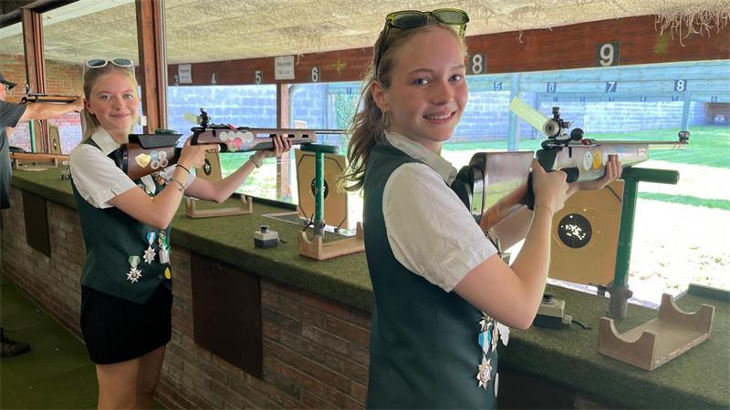 Vogel, Bogen, Keiler: Harsefelds Nachwuchs zeigt sich zielsicher Johanna Pankel (rechts) und Finja Plett am Schießstand.