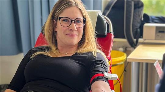Johanna Schmidt, Pflegedienstleiterin am Elbe Klinikum Stade, beim Blutspenden.