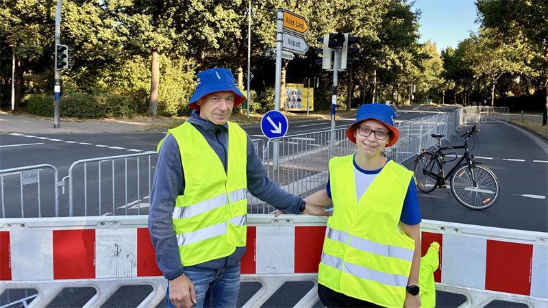 Cyclassics-Ticker: 70-Jähriger stirbt beim Jedermann-Rennen Johanna und Ralf sind als Streckenposten im Einsatz.