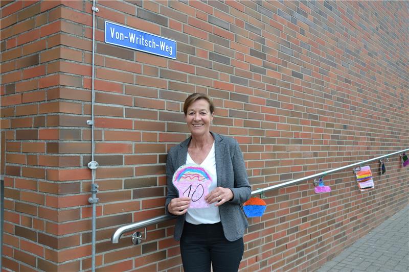 Johanna von Writsch bekam ein besonderes Geschenk zum Abschied: Ab jetzt führt der Von-Writsch-Weg die Schüler in die Schule.  Foto Wilkening