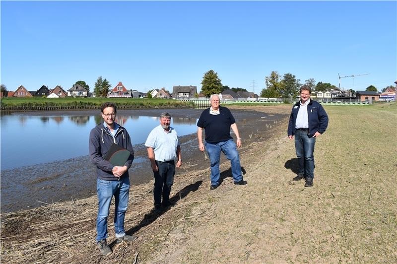 Johannes Augustin und Jörg Riedel von J. D. Hahn werfen gemeinsam mit Oberdeichrichter Wilhelm Ulferts und Jan Berndt vom NLWKN einen Blick auf die neue Aue/Lühe-Ufersicherung (von links). Foto: Vasel