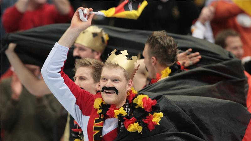 Johannes Bitter jubelt mit aufgeklebten Brand-Bart und goldener Papierkrone über den WM-Titel 2007.