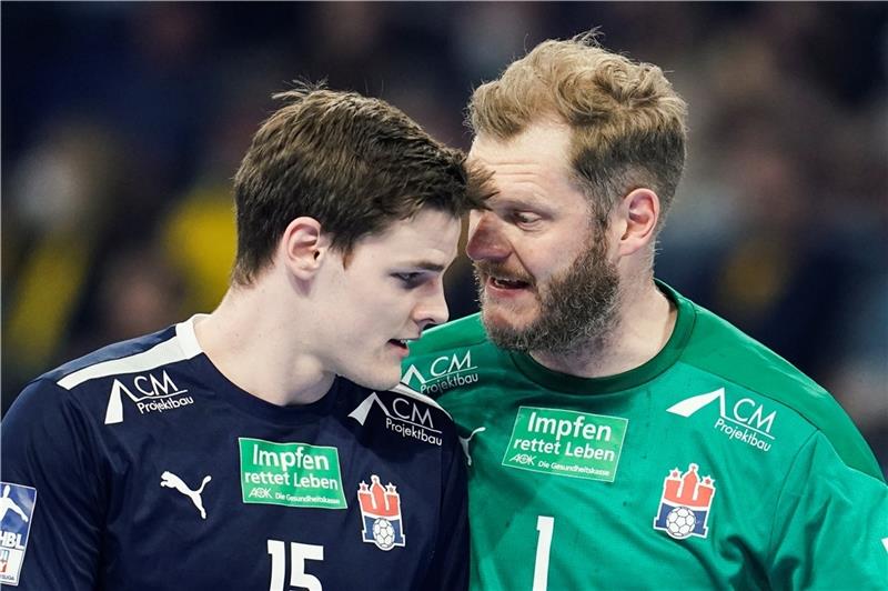Johannes Bitter (rechts) spricht mit dem Buxtehuder und Mitspieler Dominik Axmann. Foto: Uwe Anspach/dpa