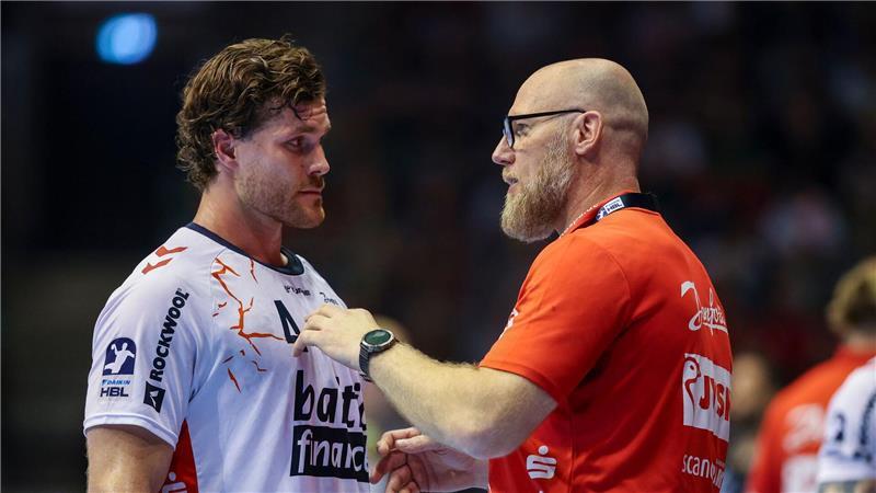 Johannes Golla (l) und Flensburgs Trainer Ales Pajovic bei einer Besprechung. (Archivbild)