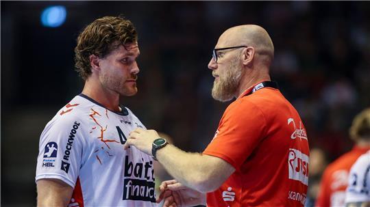 Johannes Golla (l) und Flensburgs Trainer Ales Pajovic bei einer Besprechung. (Archivbild)