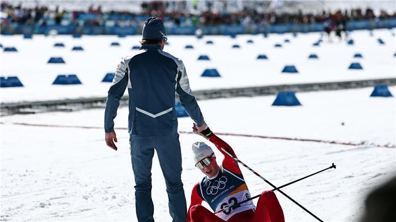 Johannes Hoesflot Klaebo zeigt sich in Tesero als fairer Sportsmann.