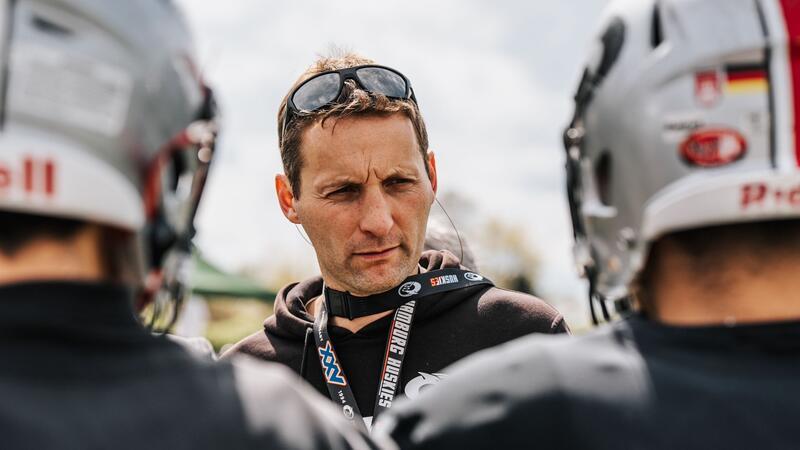 Johannes „Jojo“ Liebnau, Trainer bei den Hamburg Huskys, spricht mit Spielern seiner Mannschaft.