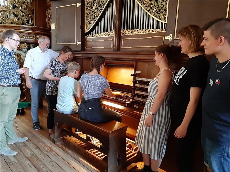 Johannes Lang und Hannah Fischer üben an der Erasmus-Bielfeldt-Orgel in der St.-Wilhadi-Kirche – unter den wachsamen Augen ihrer Dozenten (stehend von links): Christian Groß, Martin Böcker, Annegret Schönbeck, Johanna Veit, Lea Vosgerau und