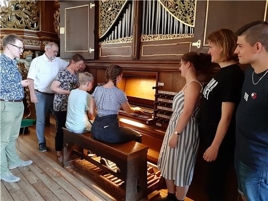 Johannes Lang und Hannah Fischer üben an der Erasmus-Bielfeldt-Orgel in der St.-Wilhadi-Kirche – unter den wachsamen Augen ihrer Dozenten (stehend von links): Christian Groß, Martin Böcker, Annegret Schönbeck, Johanna Veit, Lea Vosgerau und