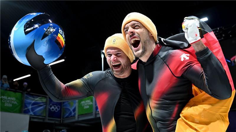 Johannes Lochner (Pilot, l) und Georg Fleischhauer (Deutschland) gewinnen im Zweierbob ihr erstes Olympia-Gold.