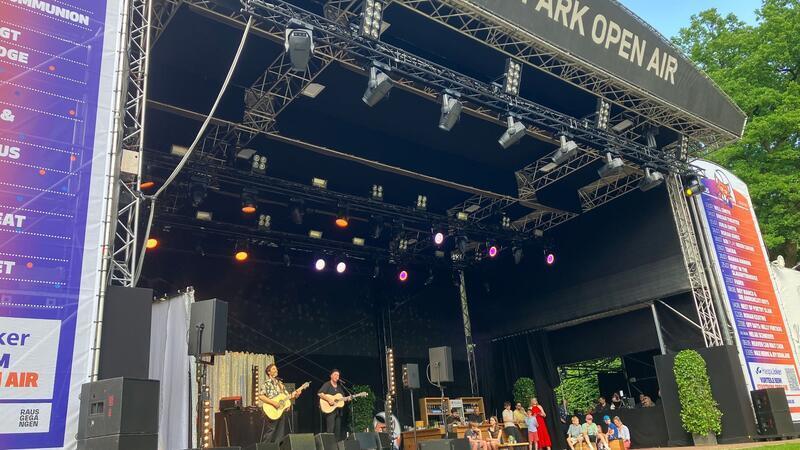 50 Jahre Stadtpark-Open-Air – Promis feiern Hamburgs „grünes Wohnzimmer“ Johannes Oerding und Max Giesinger treten beim 50. Geburtstag des Hamburger Stadtpark-Open-Airs vor geladenen Gästen auf.