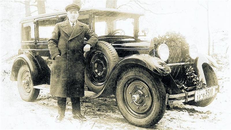 Johannes Reese vor seinem Adler Standard