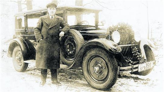 Johannes Reese vor seinem Adler Standard