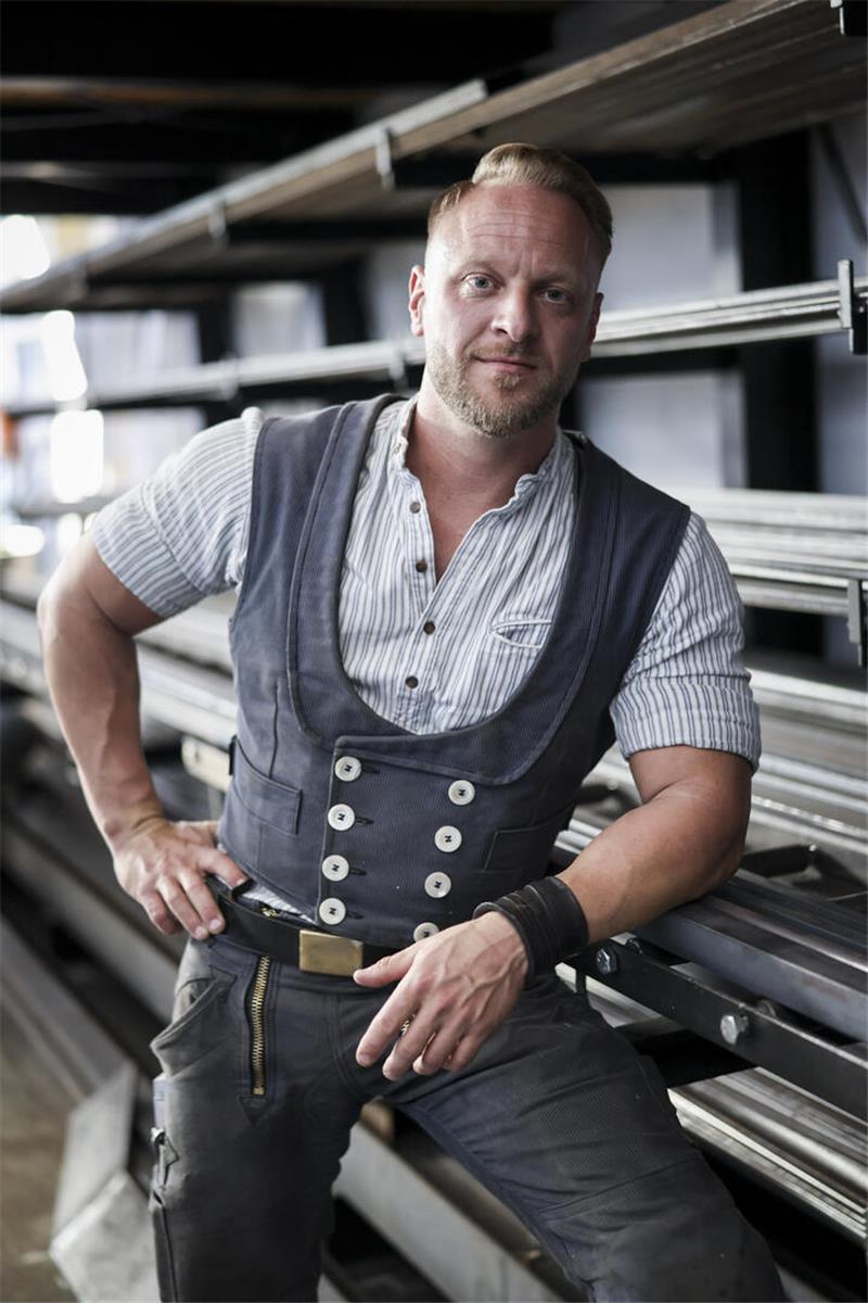 Johannes Rienhoff, Schmiedemeister und Inhaber der Schmiede Lehmann, in seiner Werkstatt in Hamburg-Altona.