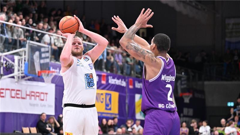 John Bryant (l) ist nicht mehr Teil des MBC-Teams und geht nach Bremerhaven. (Archivbild)