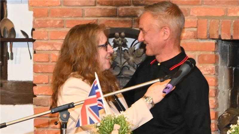 John Darter, Neffe des bei Kutenholz im Alter von 18 Jahren gestorbenen Edward Charles Marsh, bedankt sich bei Debbie Bülau für ihr Engagement für die Völkerverständigung.