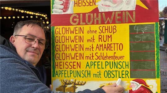 John Engelken betreibt die „Buxtehuder Glühweinhütte“ auf dem Weihnachtsmarkt. Er ist seit 36 Jahren dabei.