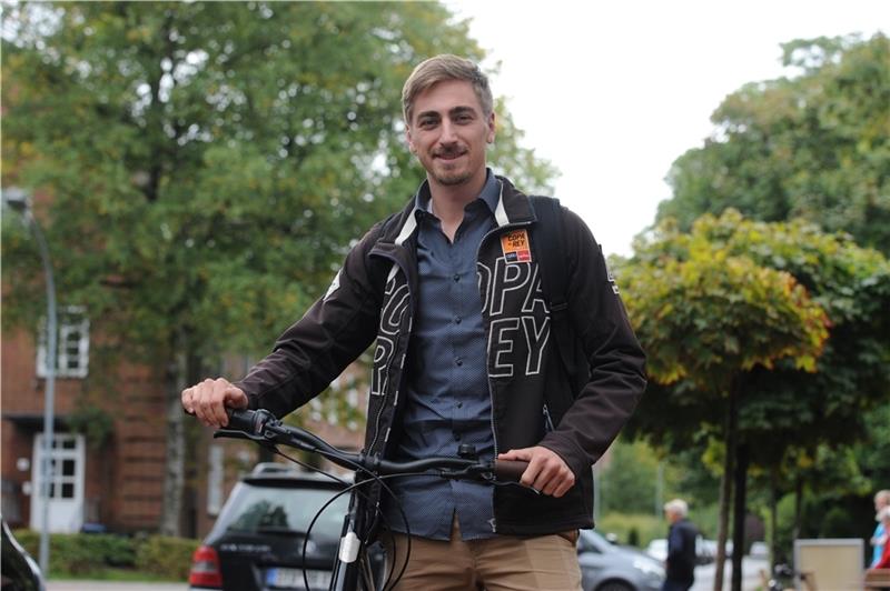 Wofür die Volt-Partei und ihr Stader Kandidat John Finder stehen John Finder fährt leidenschaftlich gern Fahrrad. Für ihn ein Schlüsselthema in Stade. Foto: Berlin