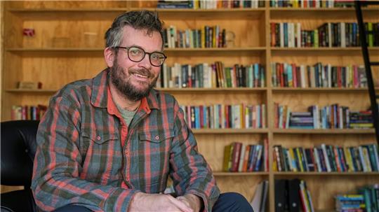 John Green wurde durch Jugendbücher wie „Das Schicksal ist ein mieser Verräter“ bekannt. (Archivbild)