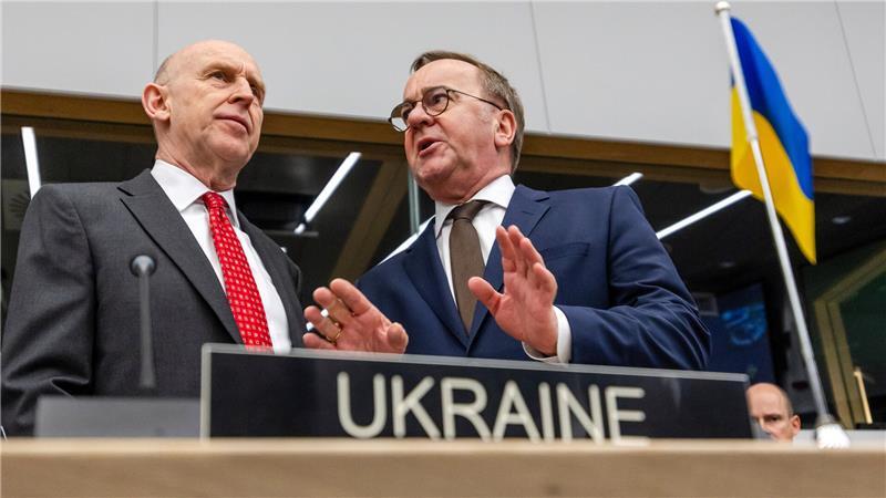 Abschuss als Option: Nato will Abschreckung verbessern John Healey (l), britischer Verteidigungsminister, spricht mit Boris Pistorius (SPD), geschäftsführender Bundesminister der Verteidigung, bei einem Treffen der internationalen Kontaktgruppe (UDCG) zur Koordinierung von militärischer Unterstützung für die Ukraine im Nato-Hauptquartier.