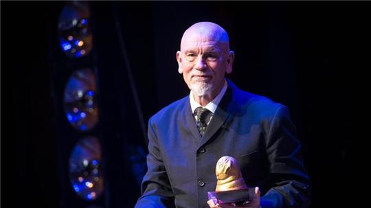 „Der Goldene Mops“ für Hundeliebhaber Malkovich John Malkovich freut sich in Bremen über den „Goldenen Mops“.