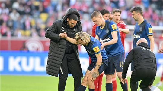 John Tolkin muss verletzt vom Platz.