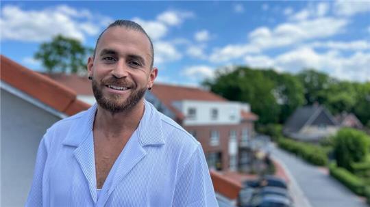 John Victor Lopes ist Pflege-Influencer und filmt auch in der Seniorenresidenz Oldendorf. Seine Videos für die Residenzgruppe werden millionenfach aufgerufen.