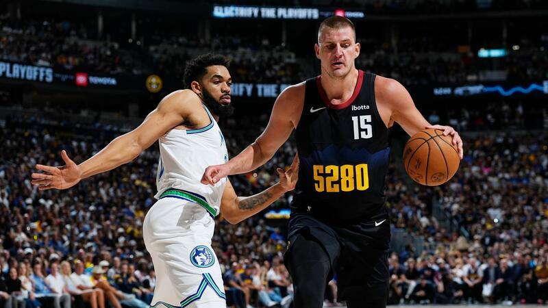 Denver Nuggets geben 20 Punkte Vorsprung aus der Hand Jokic (r) kam auf 34 Punkte, dennoch wirkten die Nuggets am Ende der Partie hilflos.
