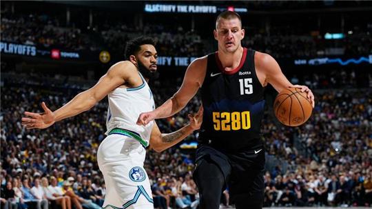 Jokic (r) kam auf 34 Punkte, dennoch wirkten die Nuggets am Ende der Partie hilflos.