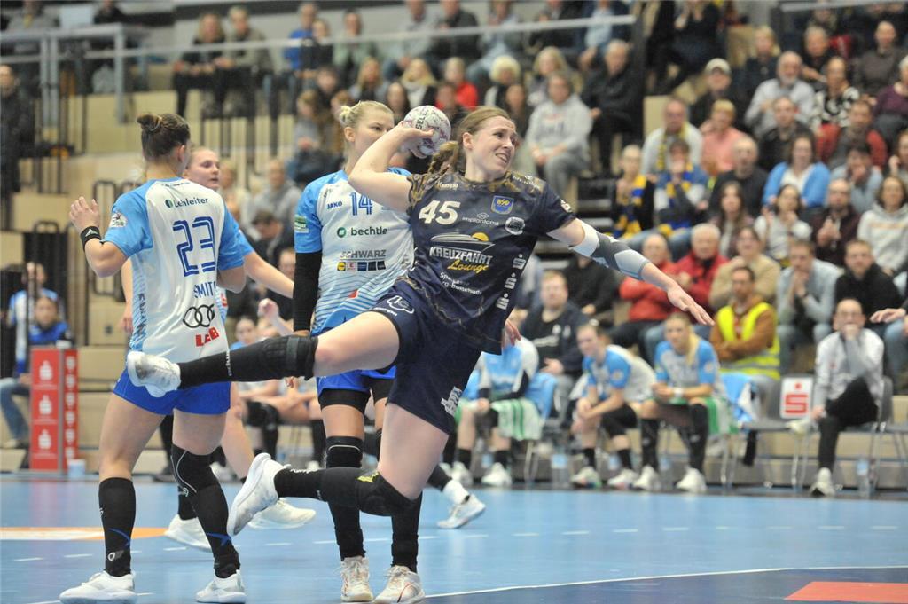 Jolina Hohnstock beim Torwurf