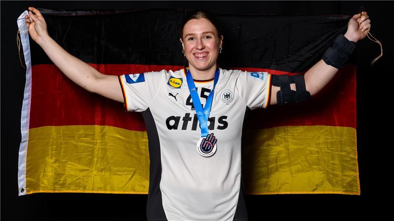 Jolina Huhnstock feiert WM-Silber. Durch ihre Verletzung trägt sie eine Schiene am linken Arm.