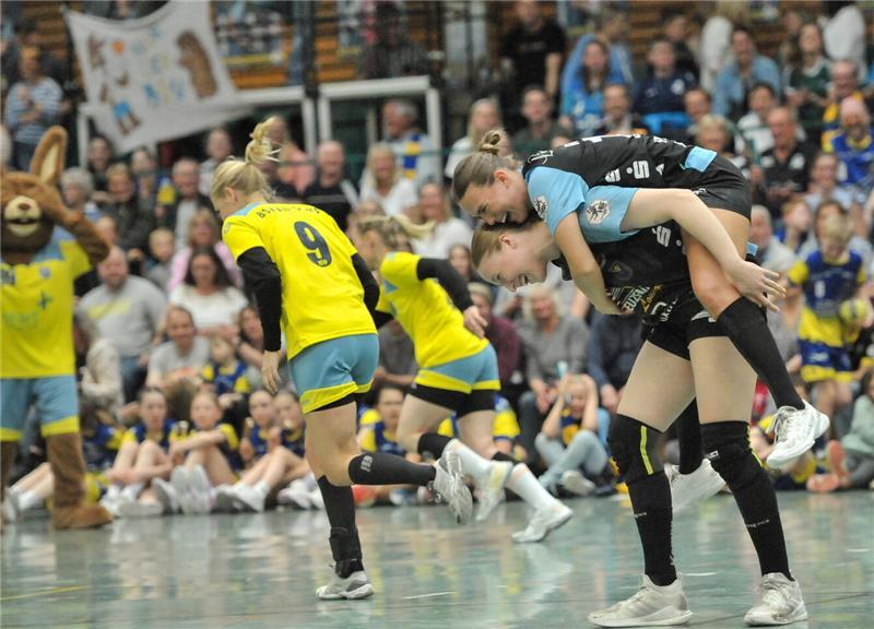 Ein letztes Mal Halle Nord: 74 Tore, viele Erinnerungen und viel Party Jolina Huhnstock nimmt Cara Reiche Huckepack.