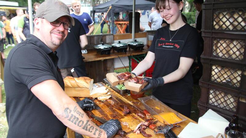 Jolina und Basti vom gastgebenden Nord Smoker BBQ Himmelpforten bereiten Leckereien zu.
