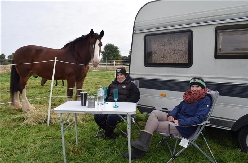 Im Kutenholzer Camp ist das Leben ein Ponyhof Jolyn Gamroth (links) und Jennifer Sprengel sitzen vor dem Wohnwagen, mit dem sie zum Camping und Reiten nach Kutenholz gekommen sind.