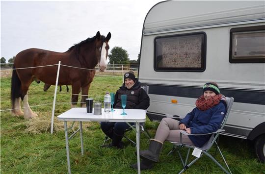 Jolyn Gamroth (links) und Jennifer Sprengel sitzen vor dem Wohnwagen, mit dem sie zum Camping und Reiten nach Kutenholz gekommen sind.