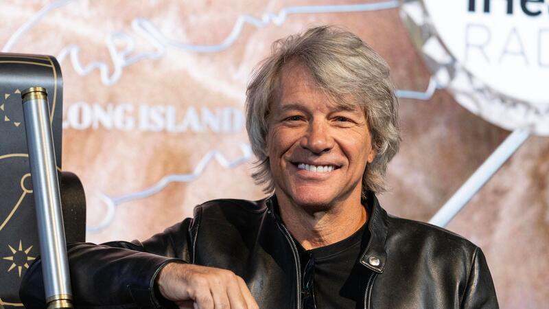 Grammy-Veranstalter ehren Jon Bon Jovi  Jon Bon Jovi wurde als Frontmann der gleichnamigen Rockband bekannt, die seit den 80er Jahren mit Songs wie „Runaway“, „It’s My Life“ oder „Always“ Erfolge feiert.