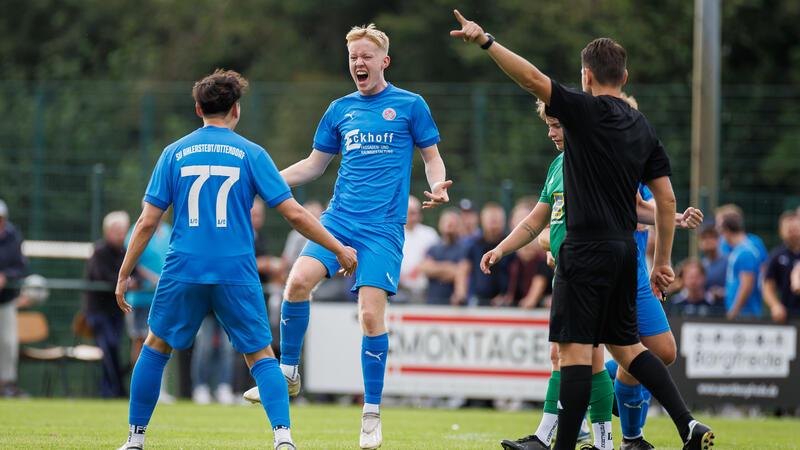 Jona Ahrens bejubelt zusammen mit Luqman Krugmeier seinen Treffer zum 3:1 für A/O II.