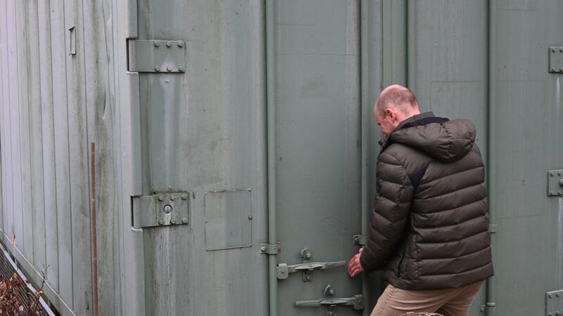 Jonas Cohrs öffnet den Seecontainer: Im Inneren steht der Solarstrom-Speicher aus gebrauchten E-Auto-Batterien.