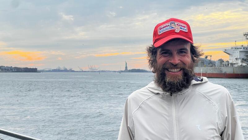 Jonas Deichmann vor der New Yorker Skyline.