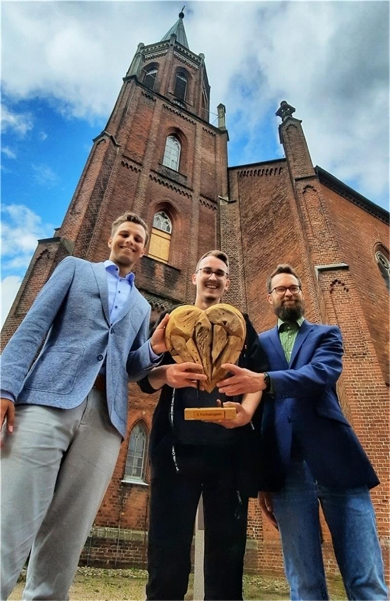 Jonas Fitschen, Luka Jereczek und Diakon Daniel Hägerbäumer (von links) mit dem Preis der Landeskirche. Die Jury lobte, die Harsefelder hätten mit ihrer Aktion gezeigt, dass „ Kirche auch cool sein kann “. Fotos: Fehlbus