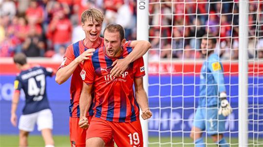 Jonas Föhrenbach erzielt für den 1. FC Heidenheim spät den Siegtreffer. 