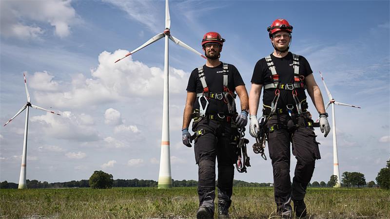 Jonas Günzel und Clas Klindworth sind ein eingespieltes Team - hier im Windpark Ahlerstedt/Ottendorf.