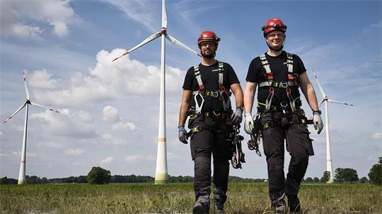 Jonas Günzel und Clas Klindworth sind ein eingespieltes Team - hier im Windpark Ahlerstedt/Ottendorf.