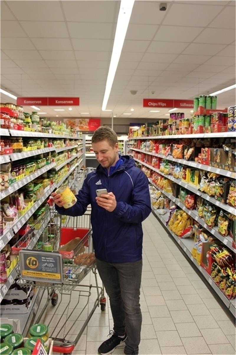 Jonas Hanke, Fußballer der zweiten ASC-Mannschaft, kauft im Supermarkt Mehl, Milch, Haferflocken, Sauerkraut und frisches Gemüse. Fotos: Bröhan