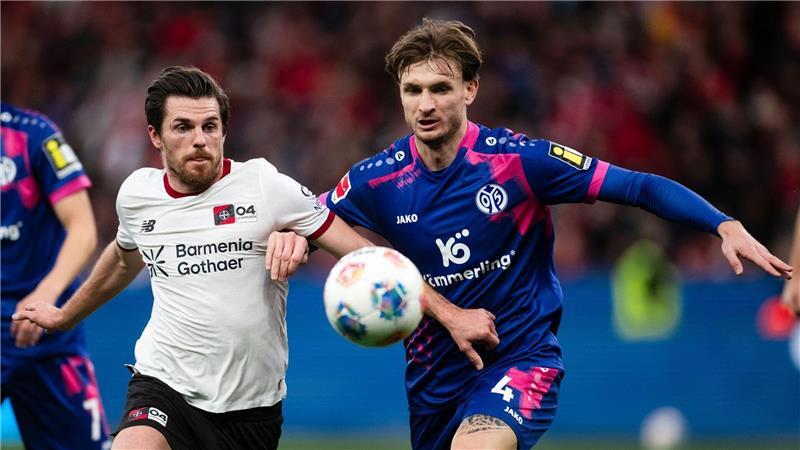 Jonas Hofmann (l) und die anderen Leverkusener taten sich schwer gegen Mainz.