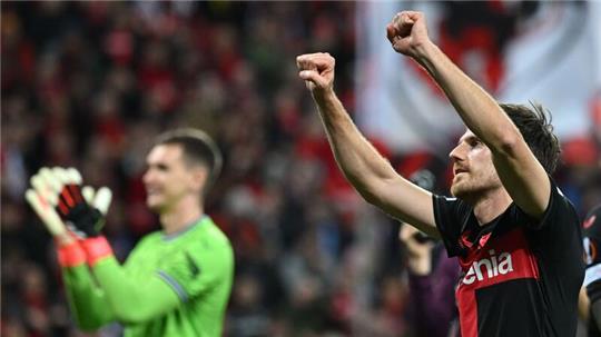 Jonas Hofmann (r) erzielte beim 2:0 im Viertelfinalhinspiel in der Europa League gegen West Ham United das erste Leverkusener Tor.