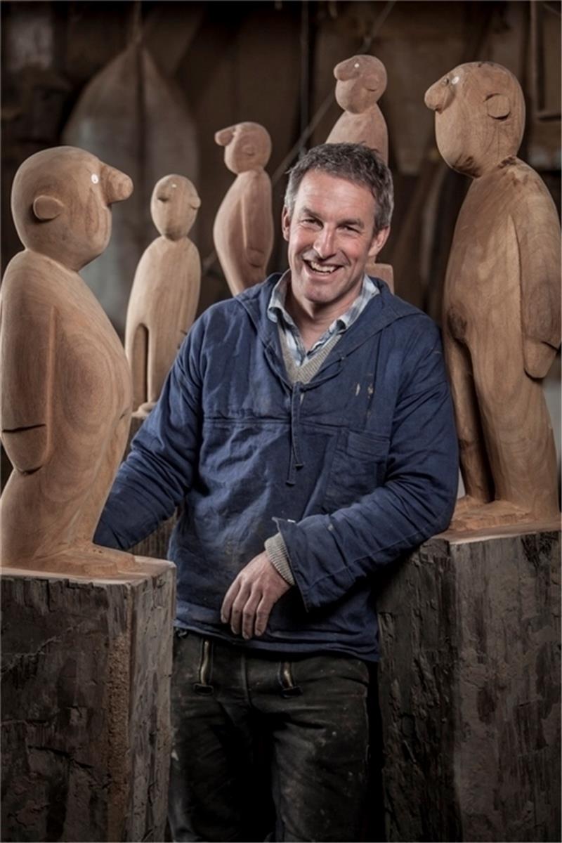 Jonas Kötz umringt von seinen Jungs.