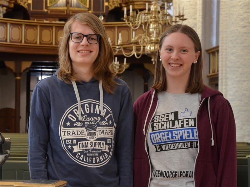 Jonas Krarup (links) und Sophie Furnier vor der Huß/Schnitger-Orgel in der Kirche St. Cosmae. Foto: Husung
